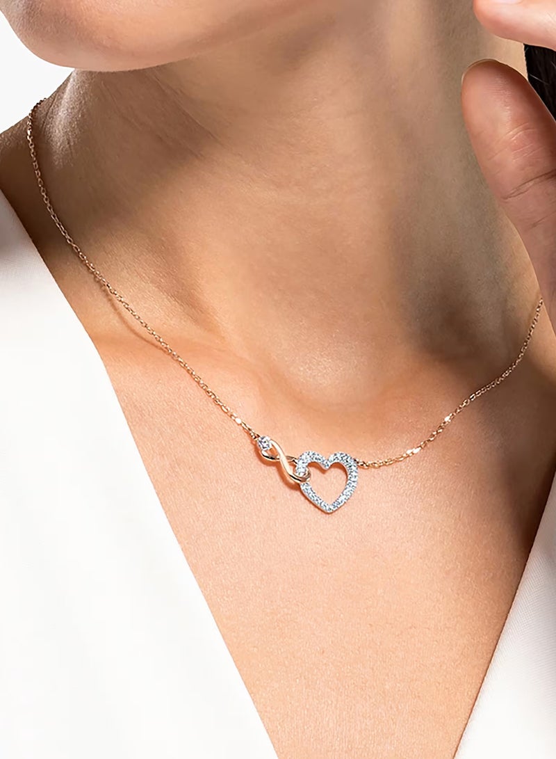 Swaro قلادة سواروفسكي هايبربولا بتصميم إنفينيتي وقلب، لون أبيض، بلمسة نهائية معدنية مختلطة، رقم الموديل 5518865 - Image 2