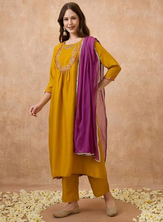 جلو باص طقم كورتا احتفالية مطرزة بالترتر عند الصدر مع بنطال وشيلة