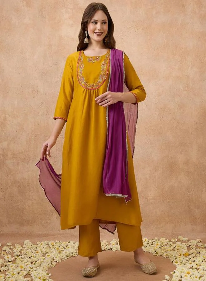 جلو باص طقم كورتا احتفالية مطرزة بالترتر عند الصدر مع بنطال وشيلة