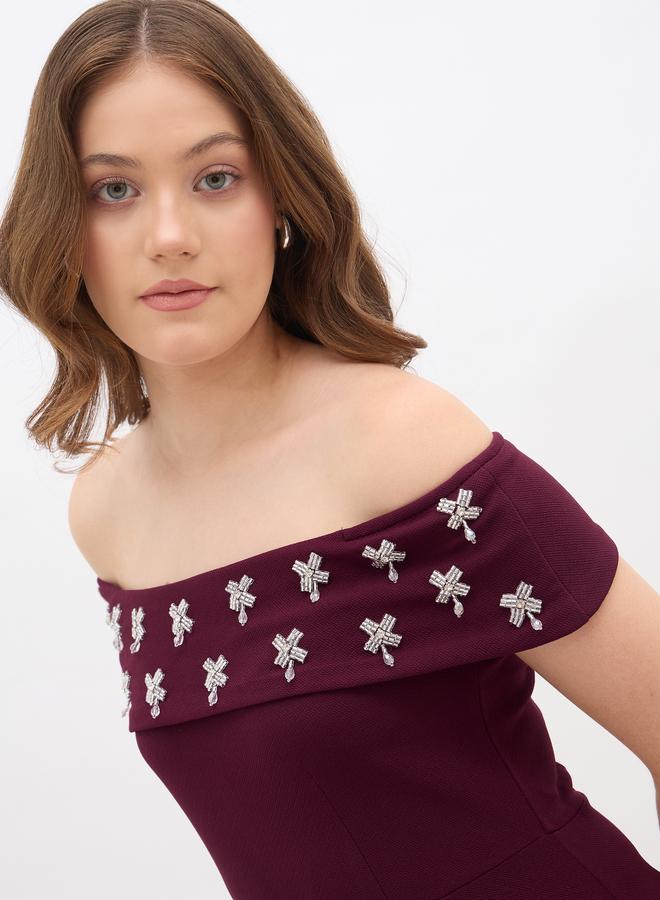 ستايلي فستان ميدي نسائي بياقة مكشوفة وتطريز عنابي من - Image 4