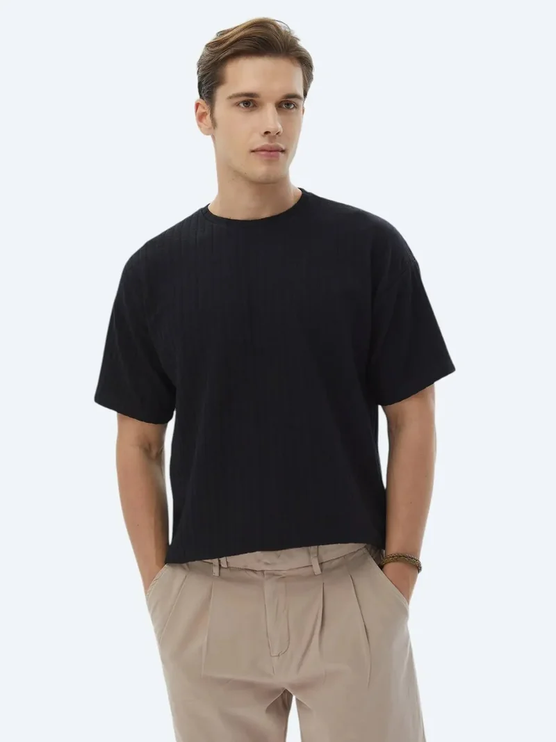 كيب تيشيرت أسود من مزيج القطن بنقشة الجاكار وياقة دائرية