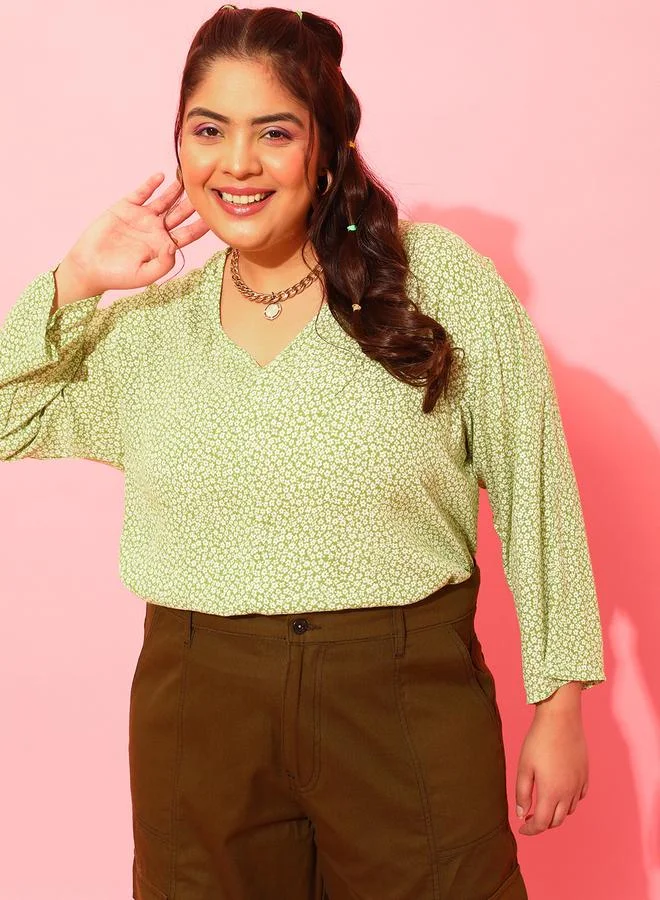 STREET 9 بلوزة برقبة على شكل  باللون الأخضر بطبعة زهور من ستريت  بلس