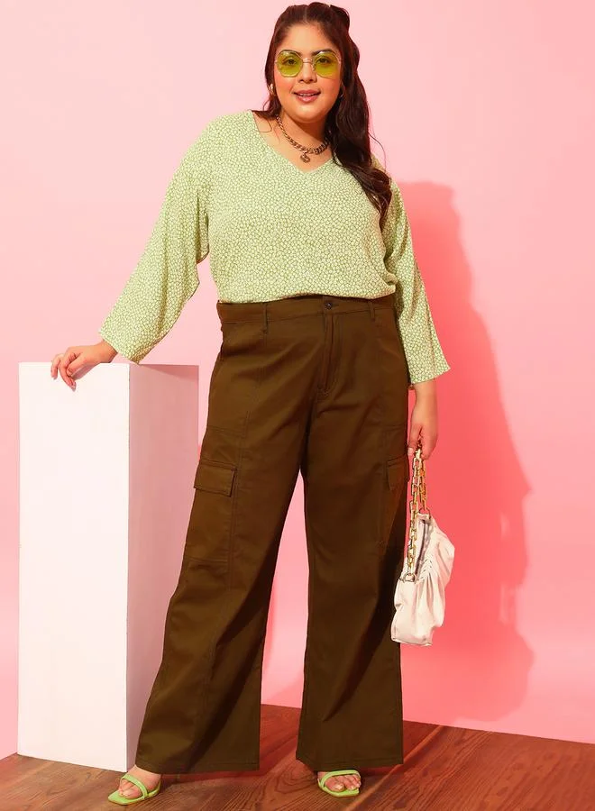 STREET 9 بلوزة برقبة على شكل  باللون الأخضر بطبعة زهور من ستريت  بلس