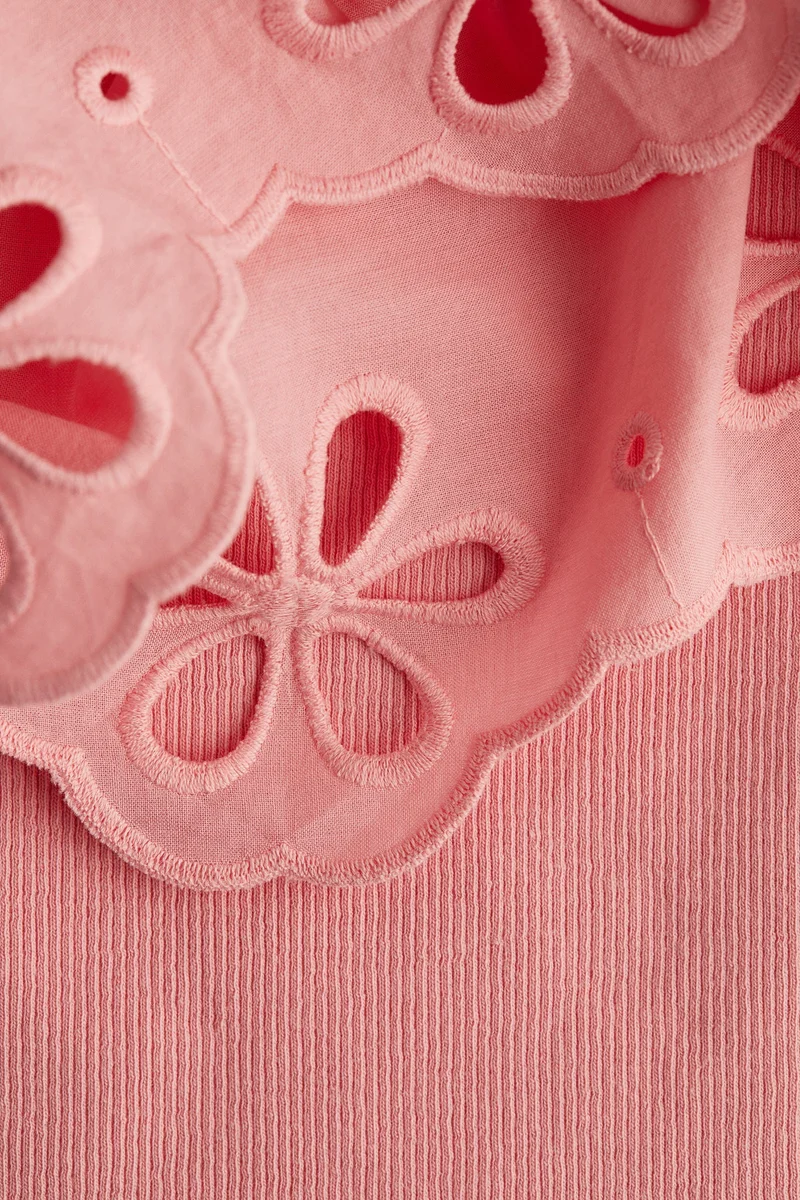 اتش اند ام بلوزة بتصميم مرن بتفاصيل تطريز أنجليزي