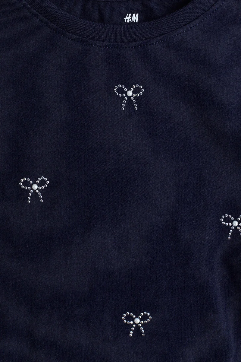 اتش اند ام تي-شيرت بتفاصيل مزخرفة