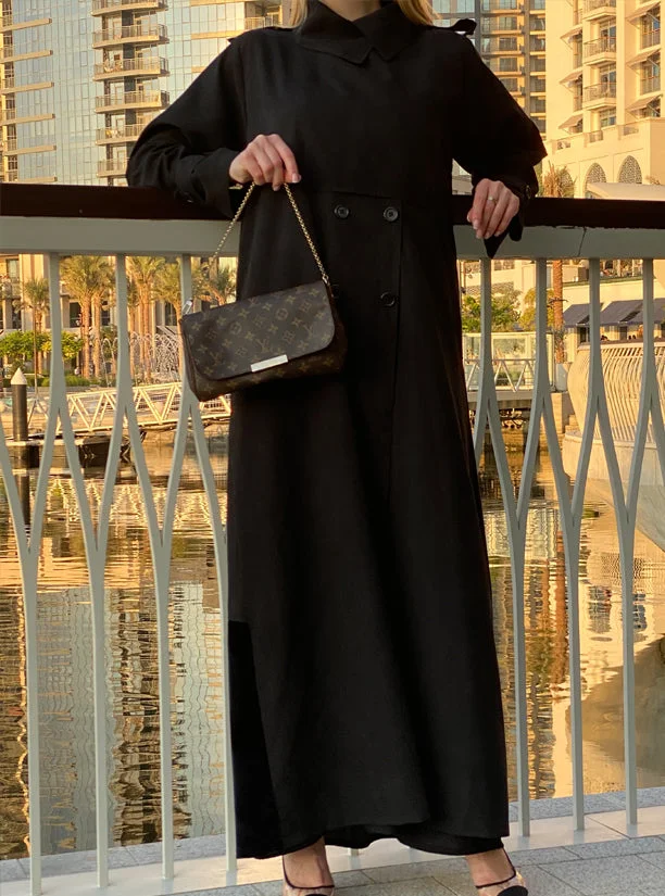 Moistreet Button Detailed Abaya