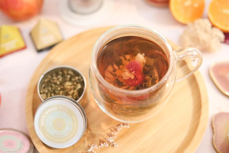 Teabloom كوب زجاجي مقاوم للحرارة مع مصفاة شاي فضفاضة وغطاء – 15 أونصة / 430 مل – يتضمن 2 شاي مزهر - Image 3