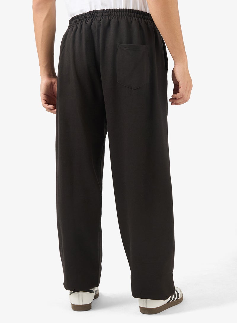 سفنتي فايف بيسيكس بنطلون رياضي بطبعات جرافيك وحافة مفتوحة - Image 3