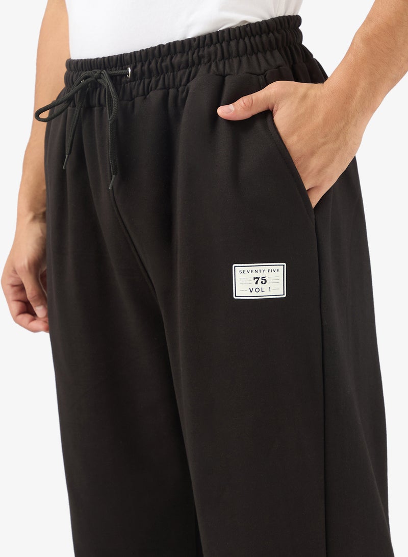 سفنتي فايف بيسيكس بنطلون رياضي بطبعات جرافيك وحافة مفتوحة - Image 4