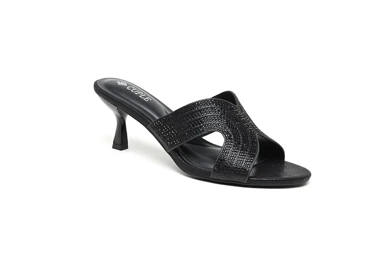 كابلي صندل بكعب عالٍ متقاطع الأشرطة ومزين بأناقة