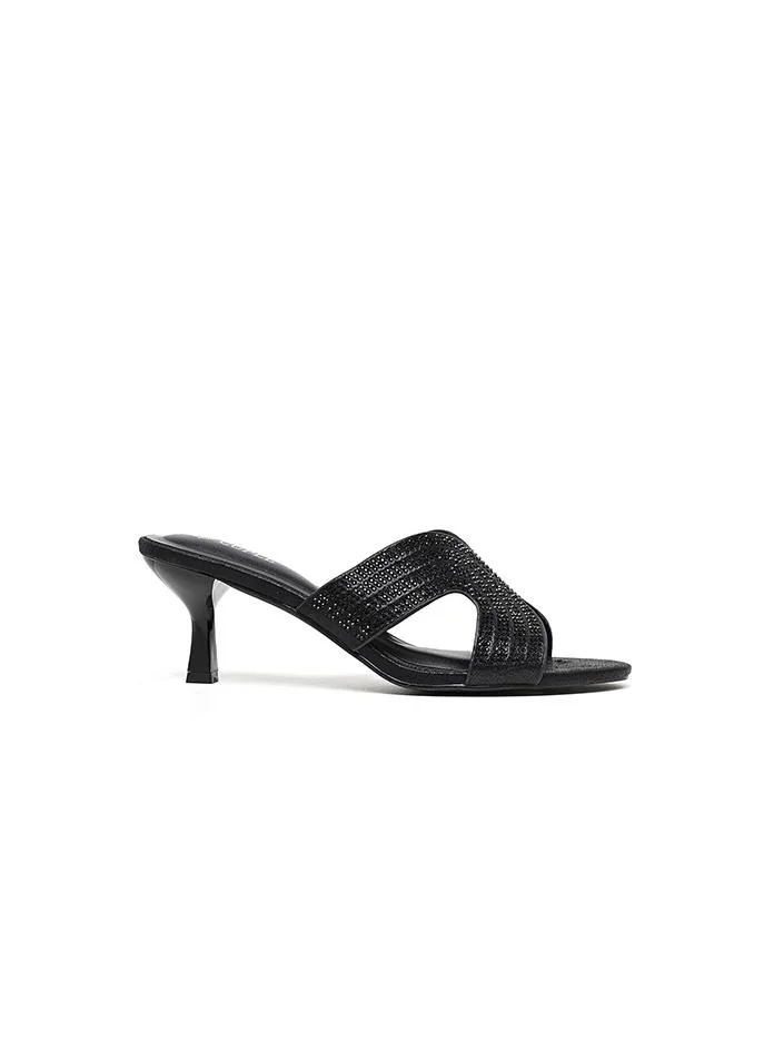 كابلي صندل بكعب عالٍ متقاطع الأشرطة ومزين بأناقة