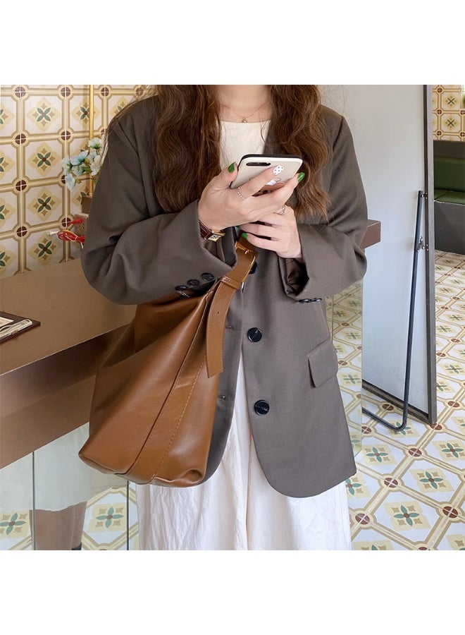 حقيبة كتف نسائية كبيرة السعة من الجلد الناعم، بتصميم بسيط ومريح، مناسبة للذهاب إلى العمل والمواعيد، تتناسب مع الملابس اليومية وتتماشى مع صيحات الموضة الشارع - Image 2