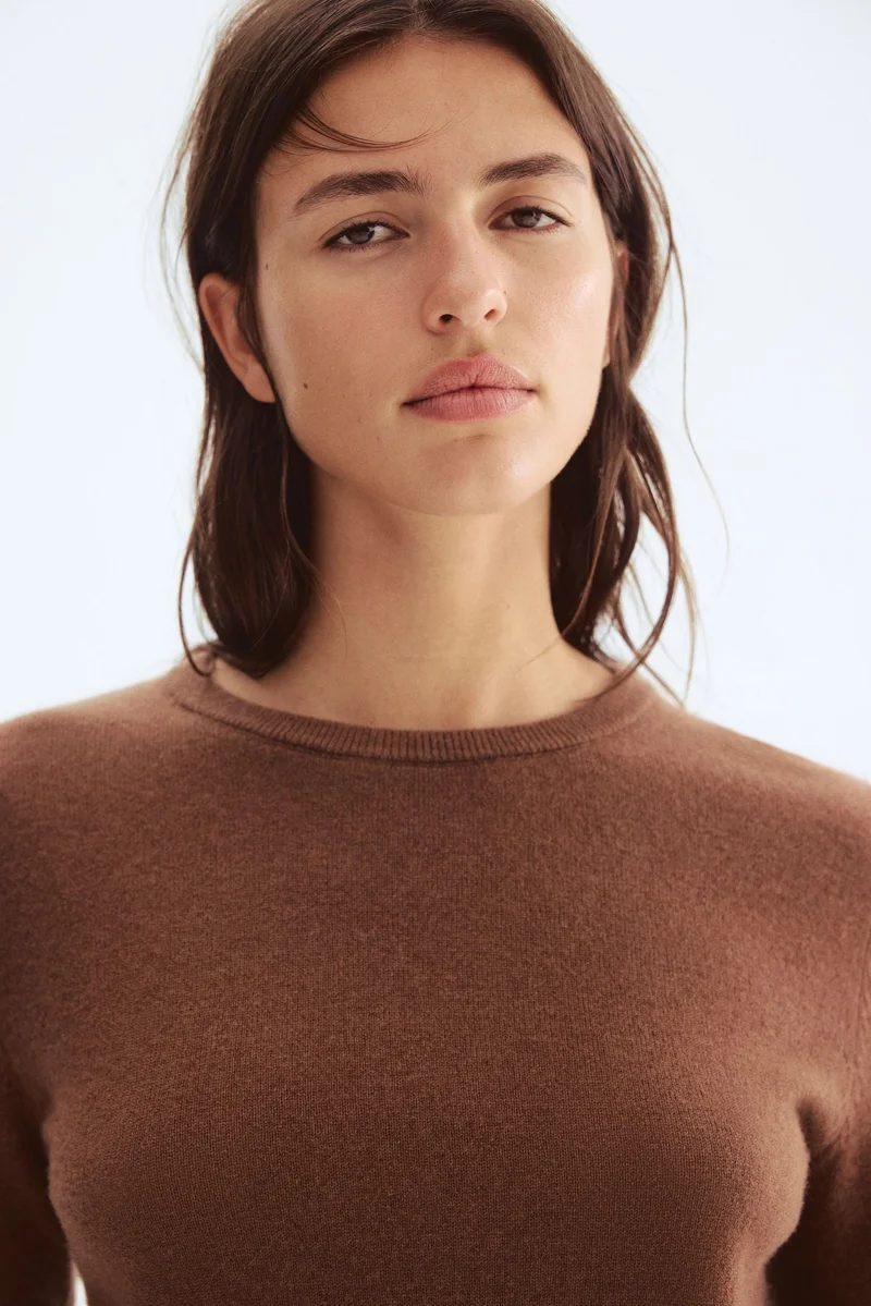 اتش اند ام بلوزة محبوكة من الكشمير بتصميم ناعم