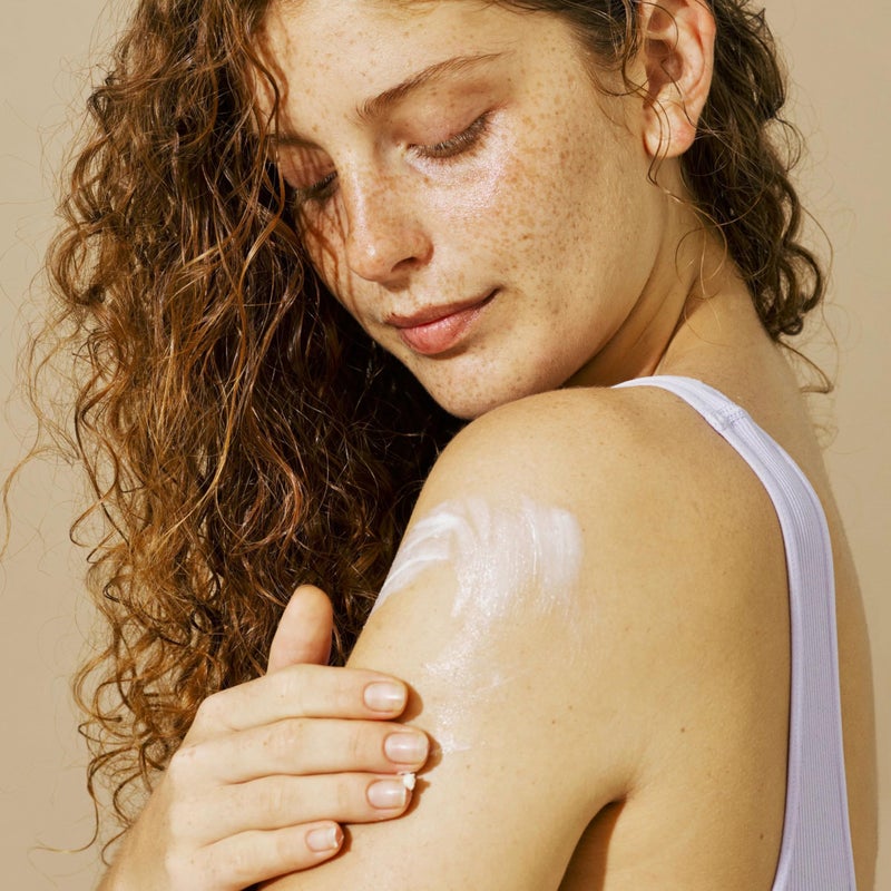 Aveeno لوشن ترطيب يومي Aveeno Sheer Hydration خالٍ من العطور مع الشوفان المغذي، مرطب للجسم سريع الامتصاص للبشرة الجافة مع ملمس خفيف الوزن وجيد التهوية، 18 أونصة سائلة - Image 5