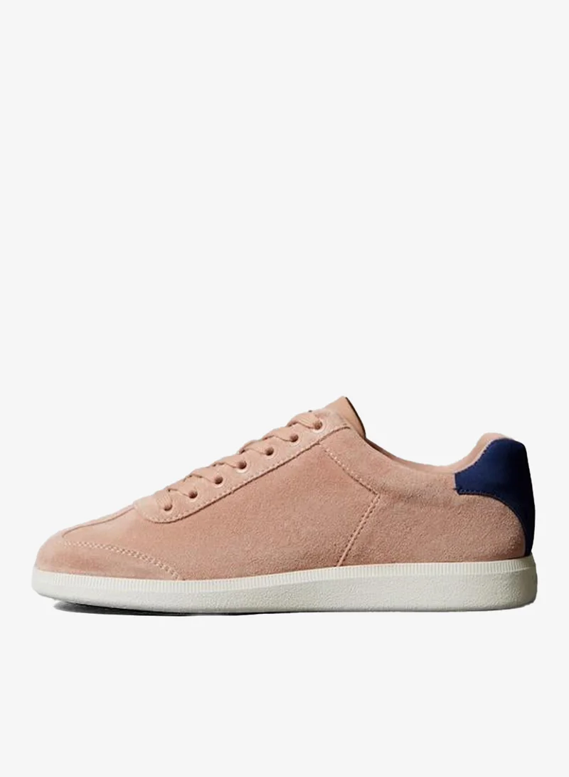 كالفن كلاين حذاء رياضي كلاسيكي بنعل منخفض وتفاصيل دانتيل