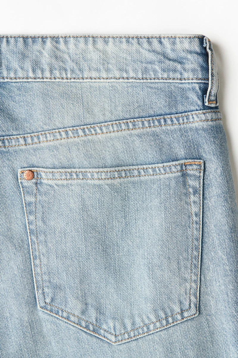 اتش اند ام جينز بخصر عادي وقصّة مستقيمة