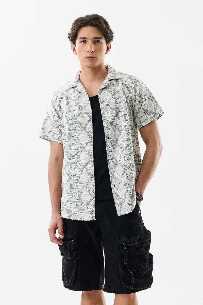 SNITCH قميص أبيض مائل للصفرة بنقوش بارزة بقصة ضيقة