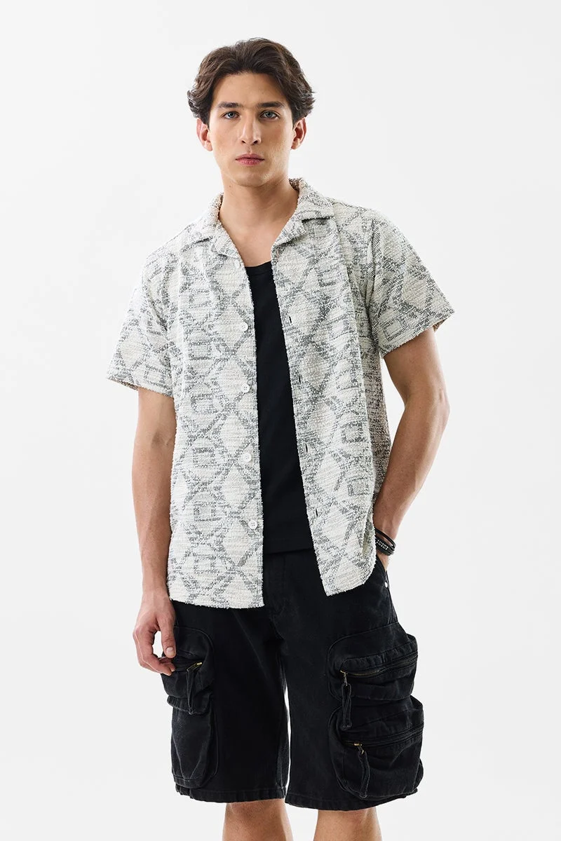 سنيتش قميص أبيض مائل للصفرة بنقوش بارزة بقصة ضيقة