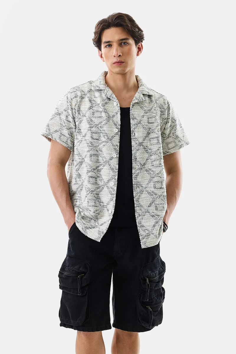 سنيتش قميص أبيض مائل للصفرة بنقوش بارزة بقصة ضيقة