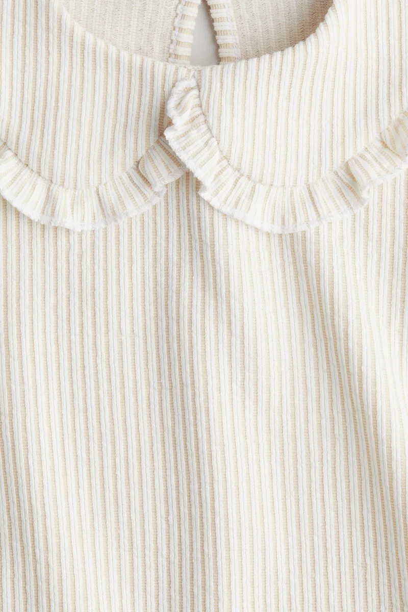 اتش اند ام فستان بياقة على شكل حرف