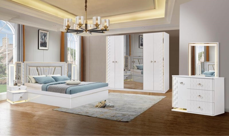 أثاث ماف طقم أثاث غرفة نوم عصري من خمس قطع من MAF، مصنوع من الخشب الفاتح بتصميم هندسي، سرير بحجم كينج (180×200 سم)، خزانة ملابس بستة أبواب (220×220 سم)، خزانة أدراج (120 سم)، طاولة جانبية (50×50 سم) بدون مرتبة. - Image 1