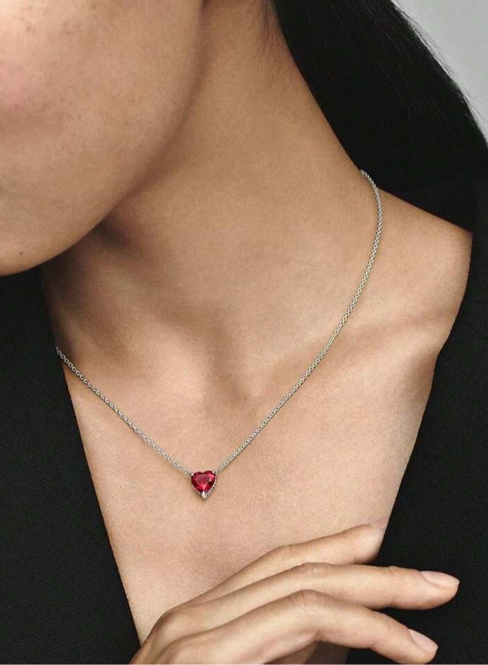 925 ستيرلنغ سيلفر تشارمز سلسال بقلادة فاخرة ناعمة مصنوعة من الفضة الإسترلينية عيار 925 بجودة عالية ودقة شديدة مزينة بكريستالة طبيعية من حجر الزيركون على شكل قلب أحمر لتعطي مظهرا رائعا للأميرة التي تستحقها - Image 2
