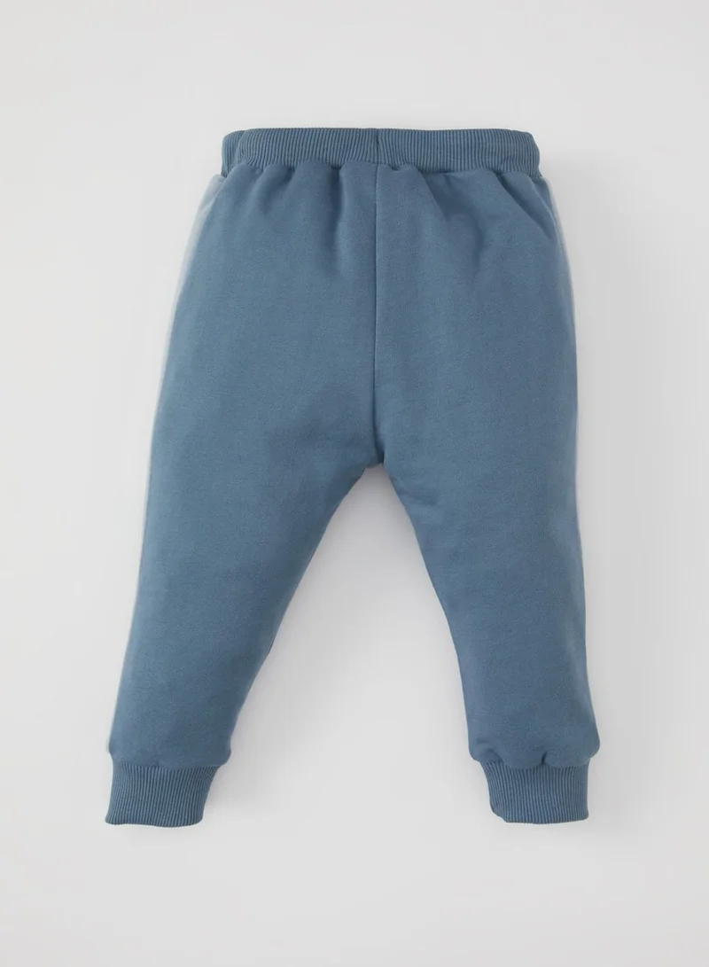 ديفاكتو بنطلون بقصة عادية بشعار