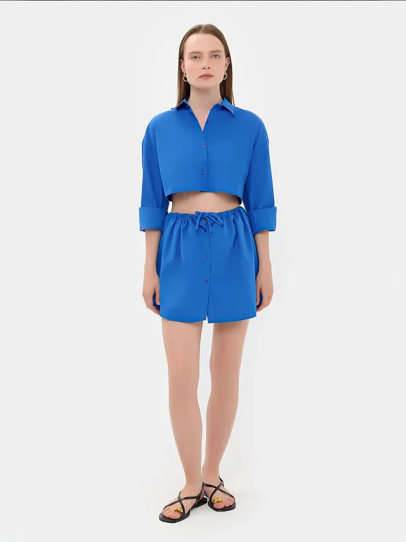 زوبعة تنورة قصيرة بخصر عالٍ وأزرار برباط