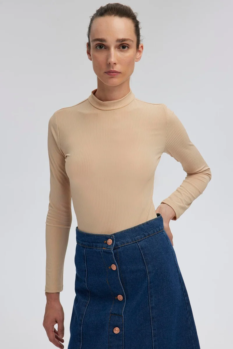 توتشي High Collar Ribbed Body