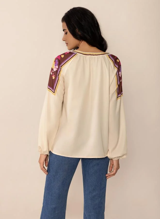 تايك تو بلوزة بأكمام فانوس وياقة على شكل حرف  مطبوعة