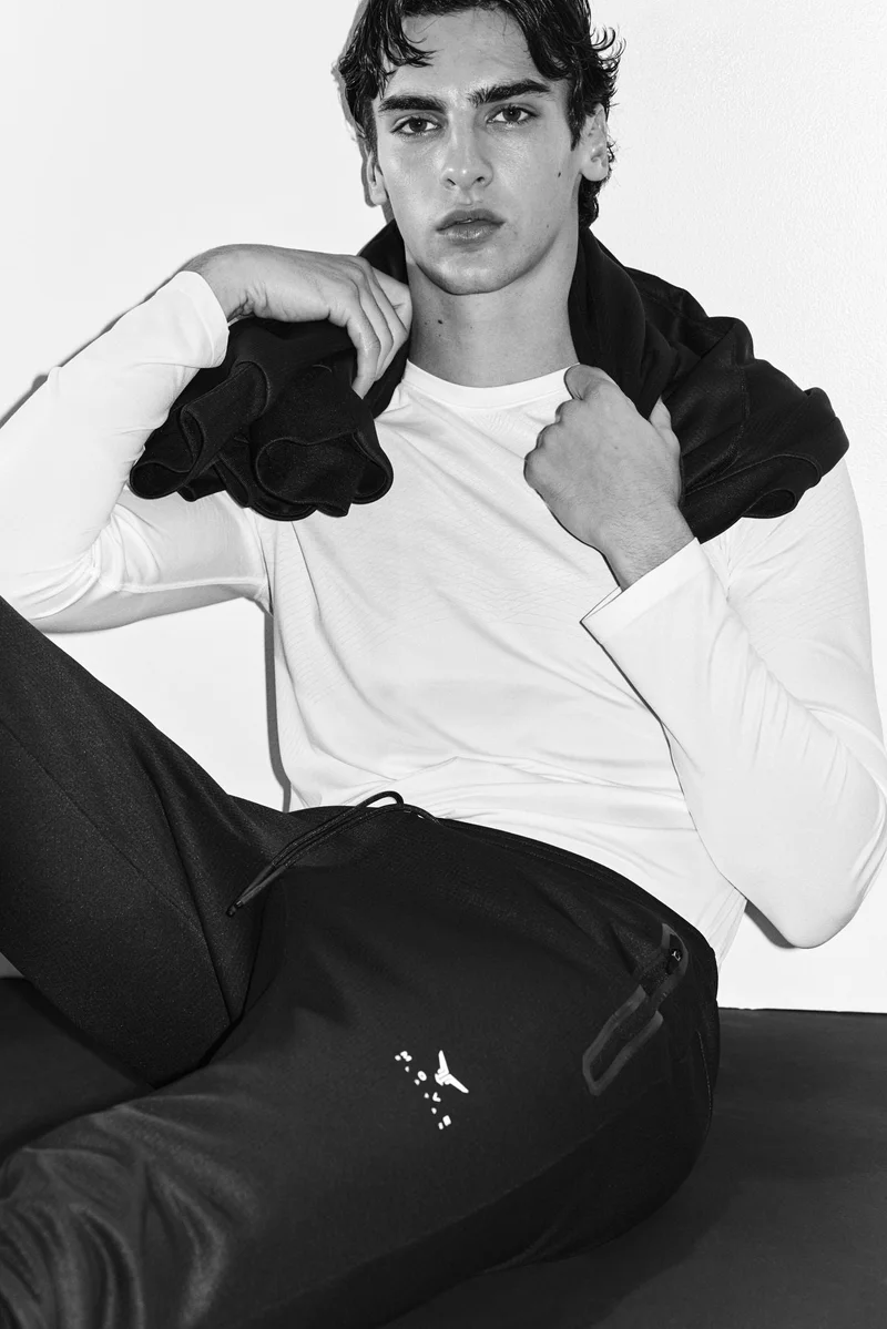 اتش اند ام بنطلون رياضي من قماش ثيرمو موف