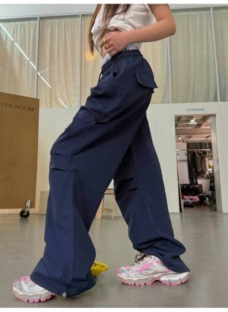 Navy blue, one size fits all.