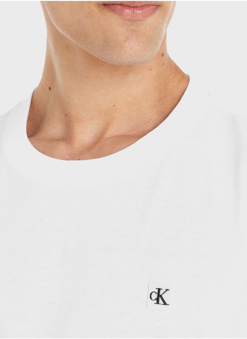 كالفن كلاين جينز تي شيرت برقبة دائرية حرف Monogram  - Image 3