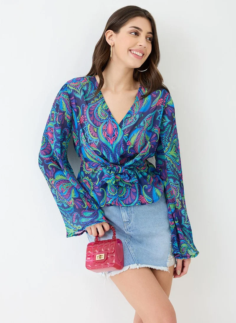 جلو باص بلوزة نسائية بيبلوم بأكمام واسعة وياقة على شكل حرف  وطبعات بيزلي من قماش الجورجيت باللون الأزرق