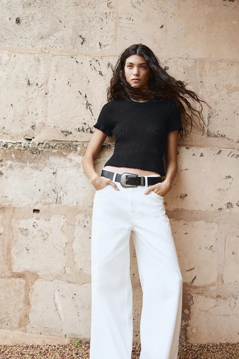 اتش اند ام بلوزة من خامة بثقوب وتفاصيل مكشكشة