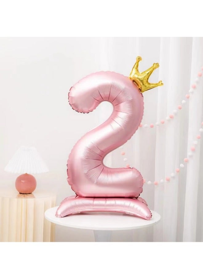 بالون وردي كبير رقم 2 مع تاج وقاعدة لترتيب مشهد زينة عيد الميلاد - Image 1