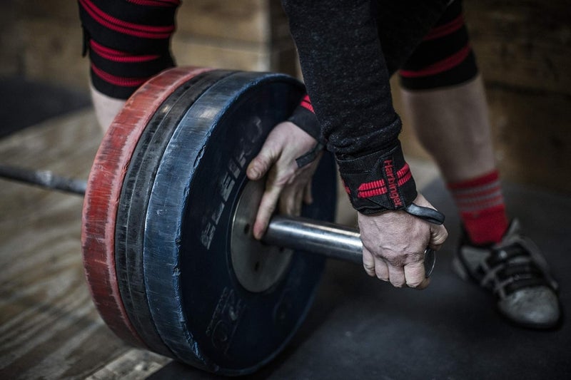 Harbinger أربطة معصم لرفع الأثقال هاربيجر ريد لاين بطول 18 بوصة للرجال والنساء (زوج) أحمر - Image 3