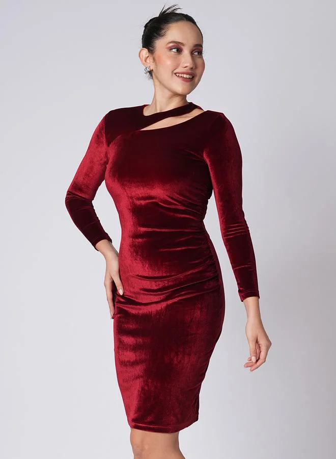 جلو باص فستان بطول الركبة بتفاصيل مقصوصة ولمسة مخملية