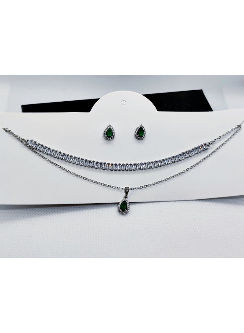 جيليز طقم نسائي من قلادة وأقراط، طقم من قطعتين من قلادة وأقراط مرصعة بالألماس على شكل قطرة ماء من الزمرد وقرط مرصع بالألماس على شكل قطرة ماء (فضي)