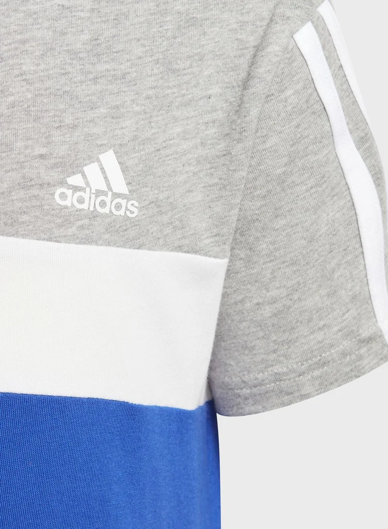 adidas تي شيرت تيبريو قطن بتصميم كتل الوان و3 خطوط للاطفال