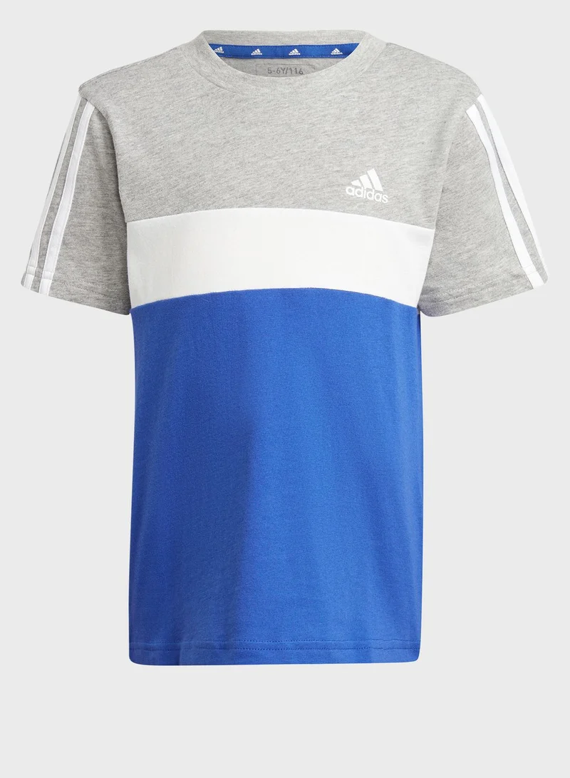 adidas تي شيرت تيبريو قطن بتصميم كتل الوان و3 خطوط للاطفال