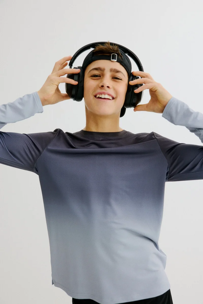 اتش اند ام بلوزة رياضية بأكمام طويلة  من نسيج دراي موف