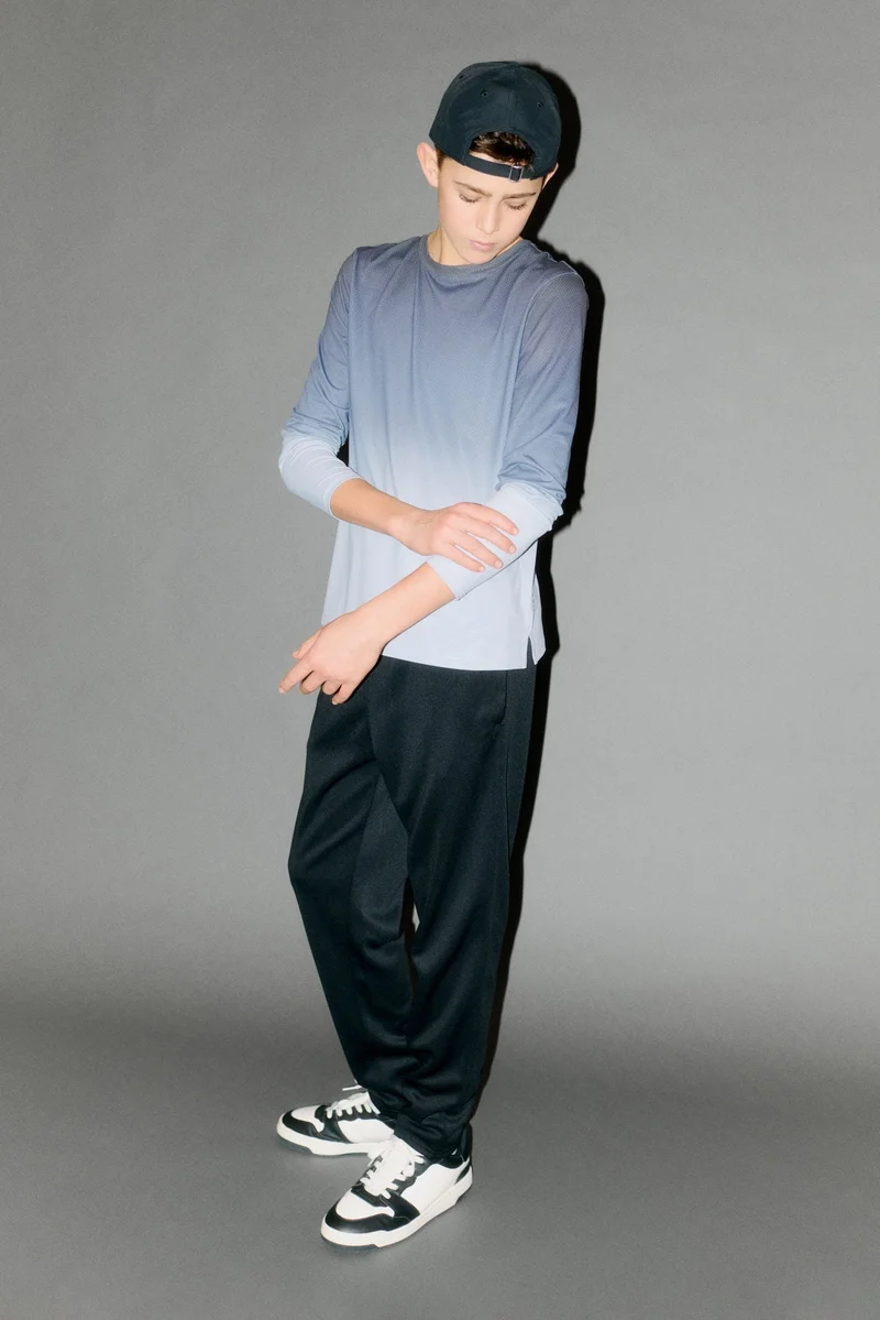 اتش اند ام بلوزة رياضية بأكمام طويلة  من نسيج دراي موف