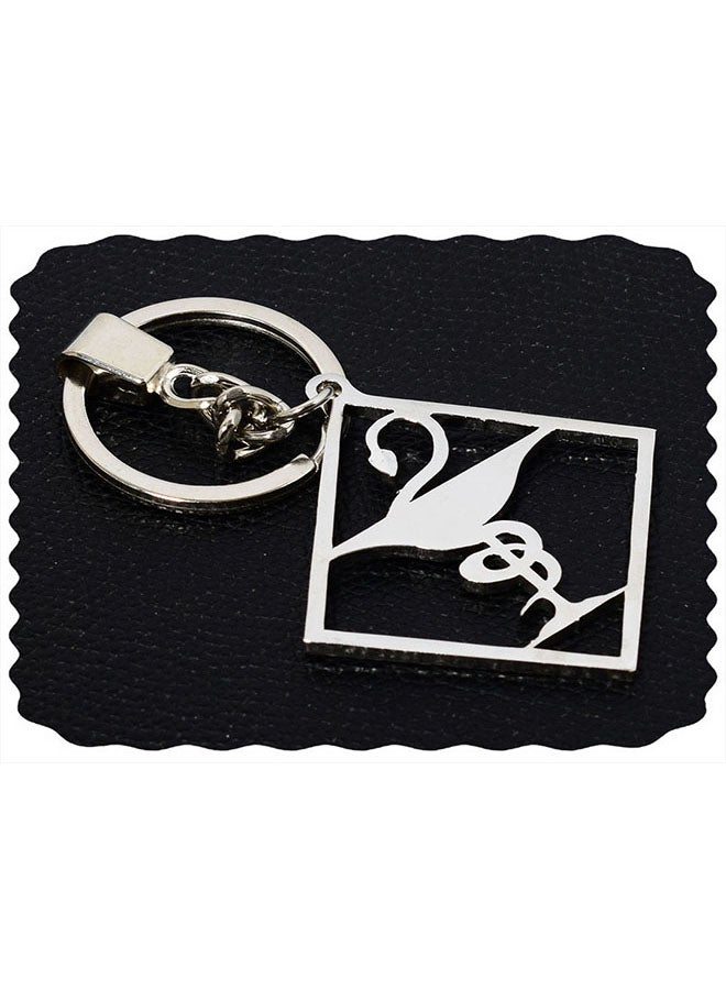 نقدم سلسلة المفاتيح الأنيقة والعملية، وهي الإكسسوار المثالي للحفاظ على مفاتيحك منظمة وإضافة لمسة من الشخصية إلى حملك اليومي. مصنوعة من الفولاذ المقاوم للصدأ المتين، سلسلة المفاتيح الخاصة بنا مصممة لتحمل قسوة الاستخدام اليومي بينما