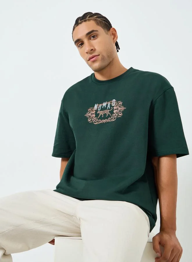 ستايلي تيشيرت مطبوع بزخارف كلاسيكية بقصة واسعة