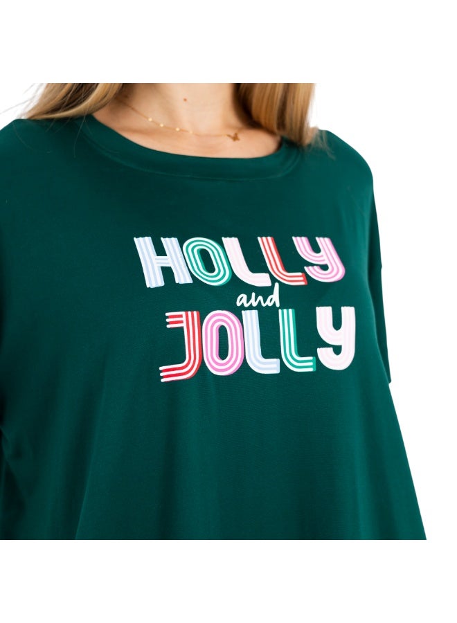 زيكوتكس  فستان منزلي نسائي قصير (تيشيرت دريس) قطن 100% - تصميم واسع بطبعة "Holly and Jolly" - لون أخضر داكن. - Image 2