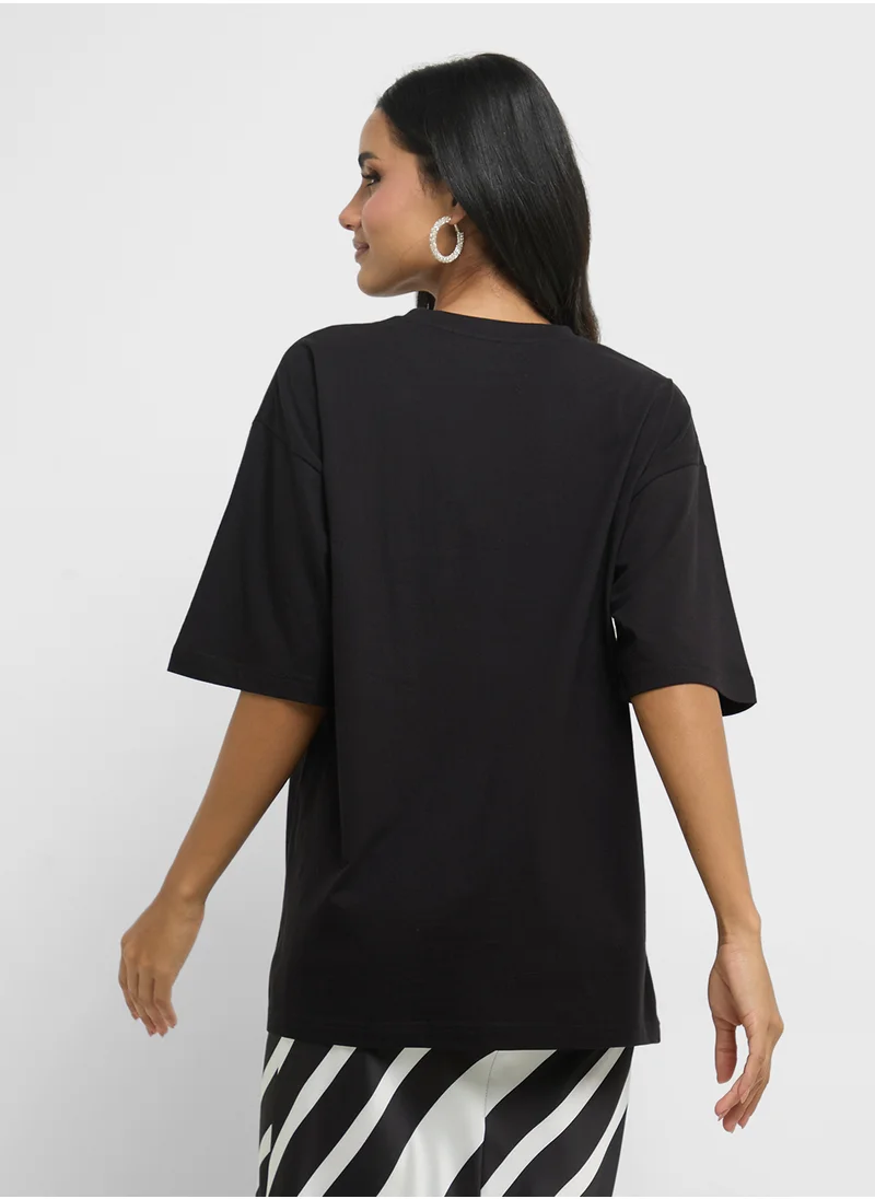 جينجر Oversize Varsity Graphic T-Shirt