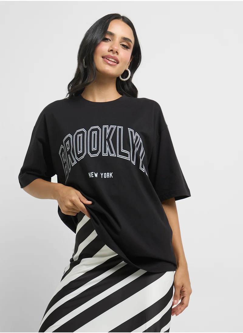 جينجر Oversize Varsity Graphic T-Shirt