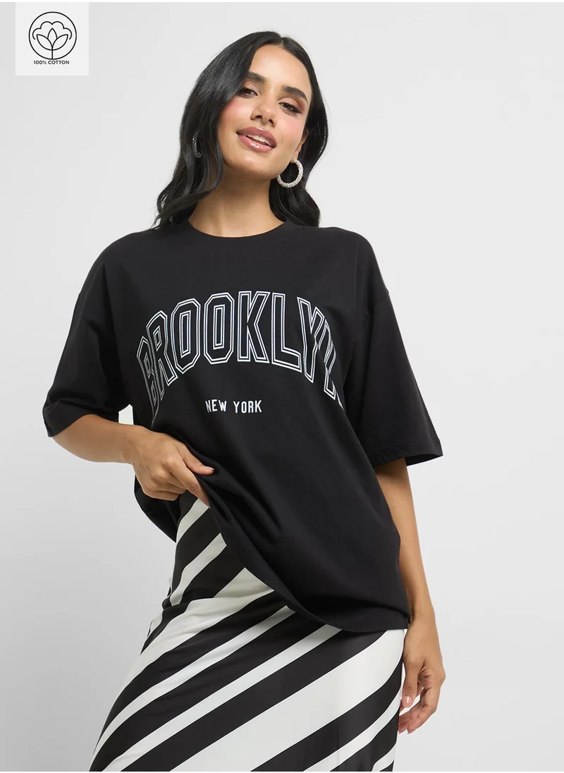 جينجر Oversize Varsity Graphic T-Shirt