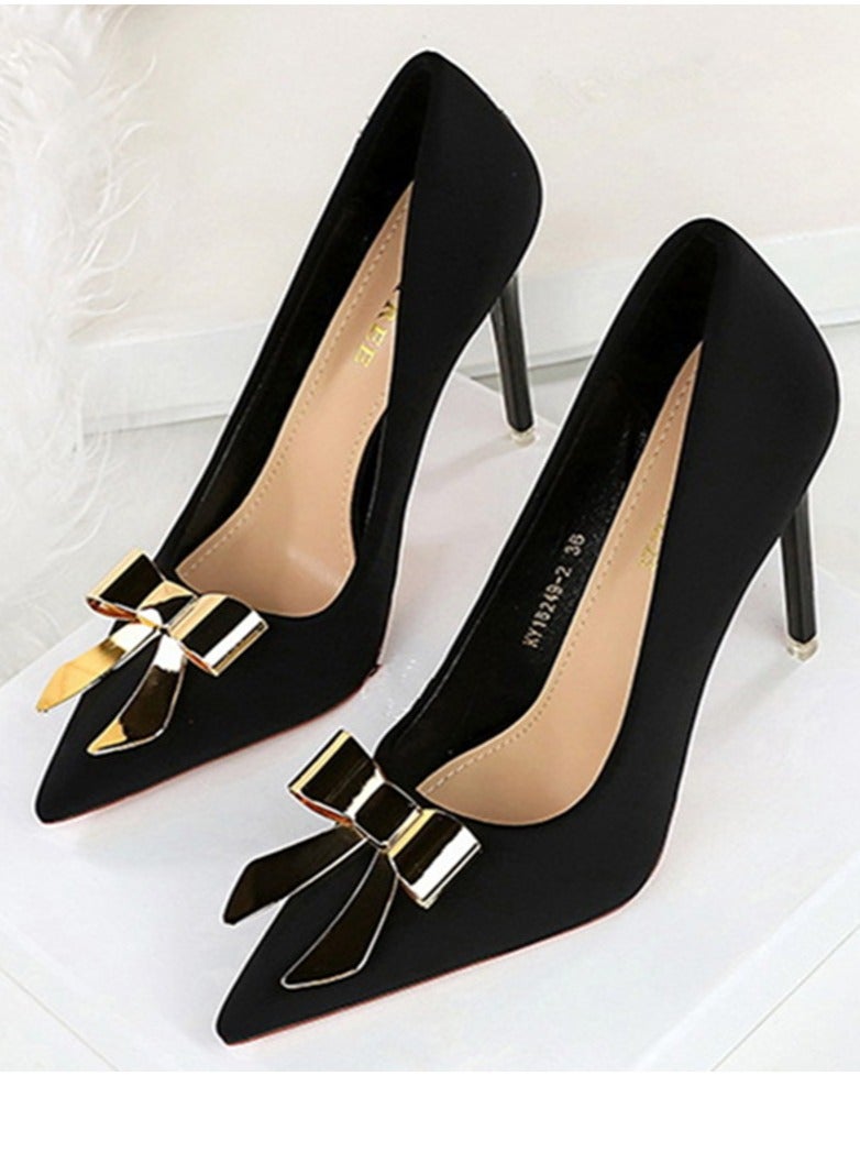 بيج تري المرأة معدنية قوس ديكور مضخات الساتين أشار إصبع القدم مغلق كعب عالي أسود 10.5CM - Image 1